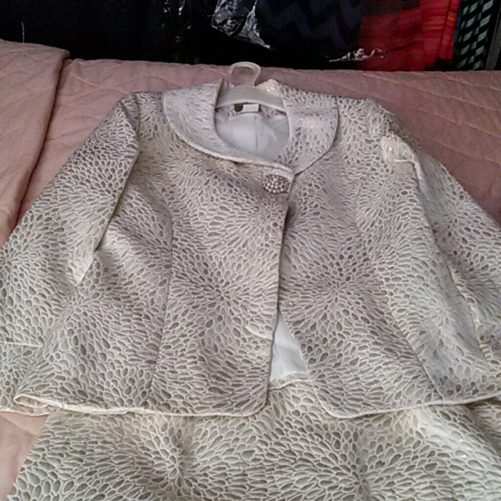 Skirt suit